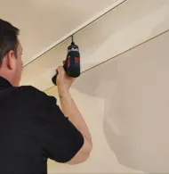 Raumausstatter bei der Arbeit